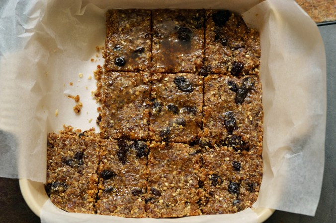 {No Bake} Oatmeal Raisin Cookie Dough Bars | Pumpkin Honey